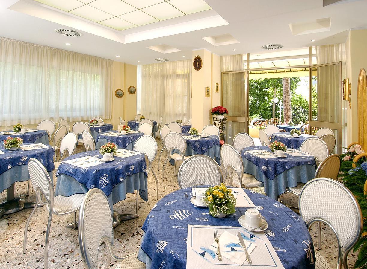 Hotel Cristina Hospitality Centrale (Adults Only) Riccione Buitenkant foto